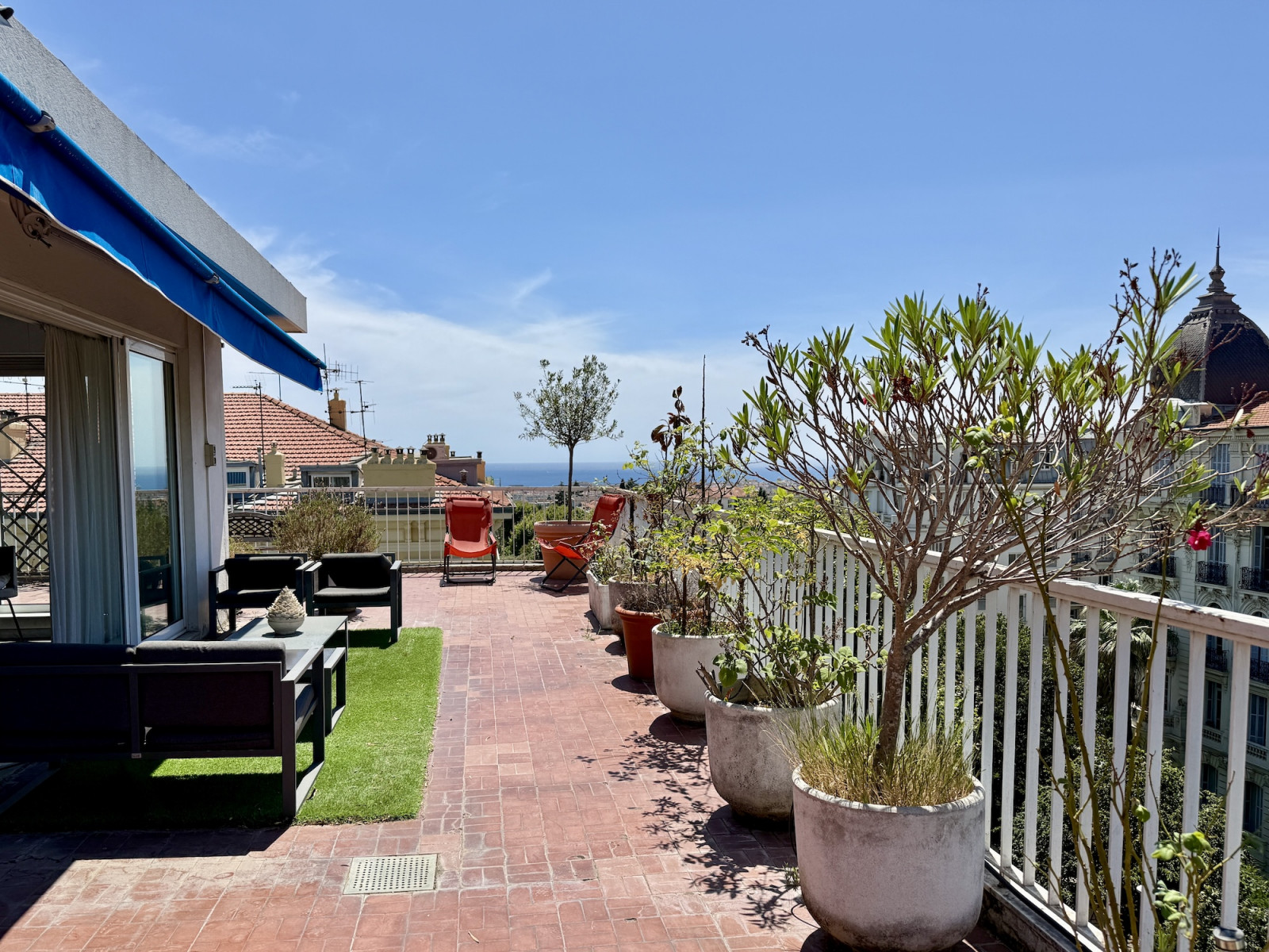 
                                                Vente
                                                 Cimiez Historique – Dernier étage avec terrasse circulaire, vue mer et palais Belle Époque