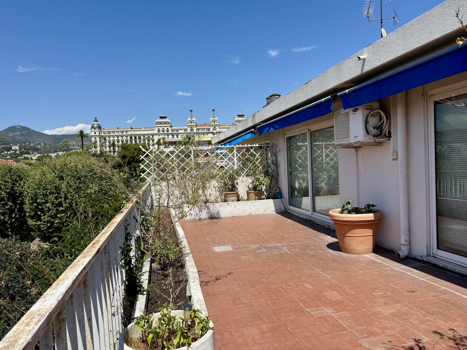 
                                                Vente
                                                 Cimiez Historique – Dernier étage avec terrasse circulaire, vue mer et palais Belle Époque