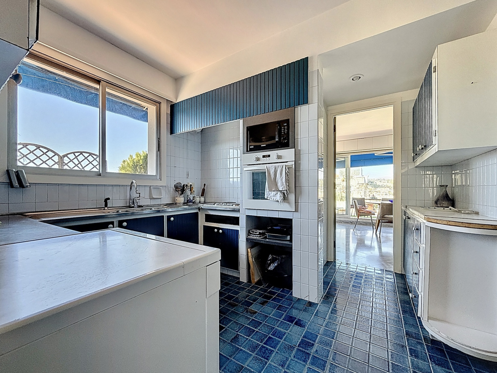 
                                                Vente
                                                 Cimiez Historique – Dernier étage avec terrasse circulaire, vue mer et palais Belle Époque