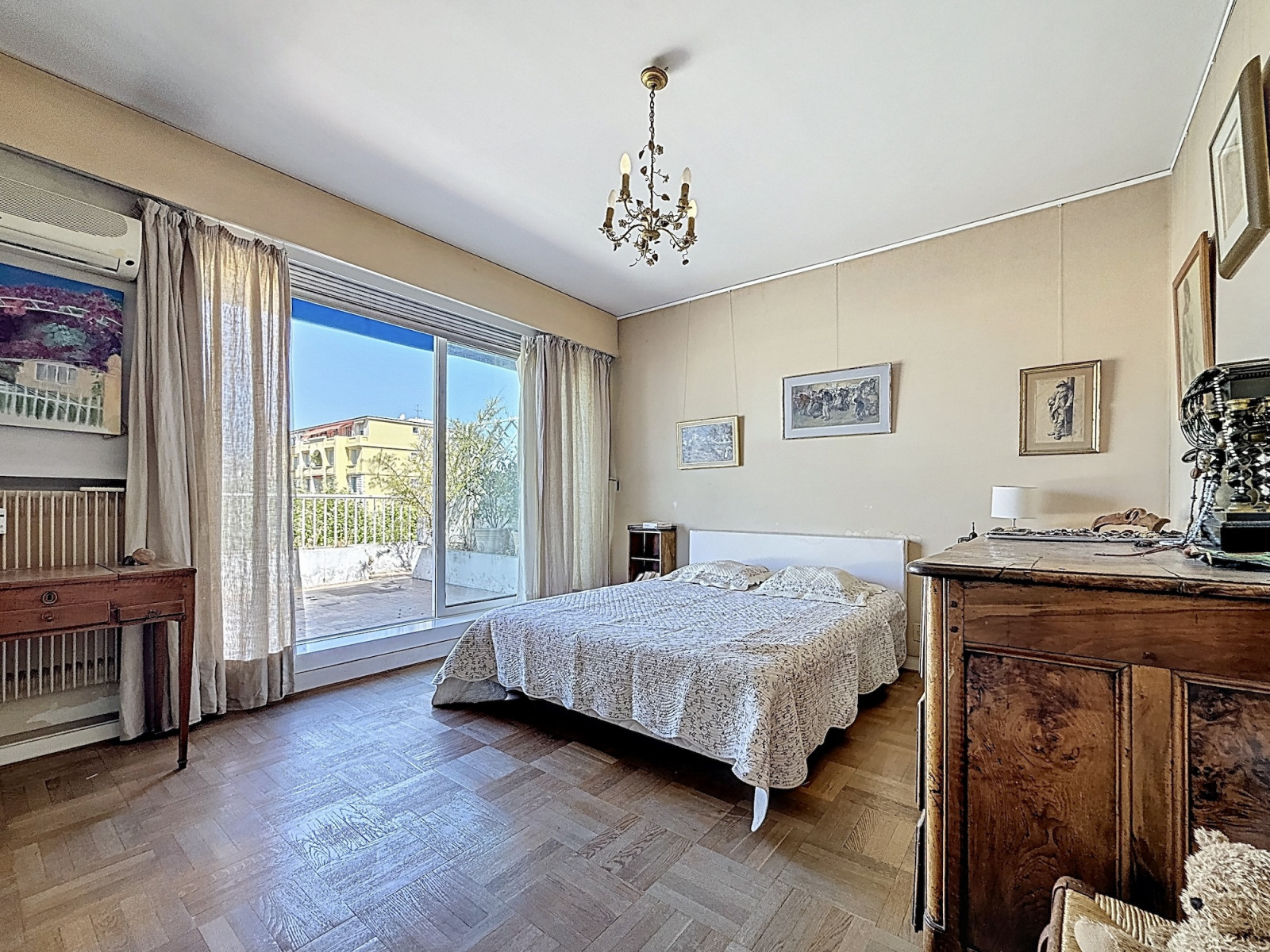 
                                                Vente
                                                 Cimiez Historique – Dernier étage avec terrasse circulaire, vue mer et palais Belle Époque