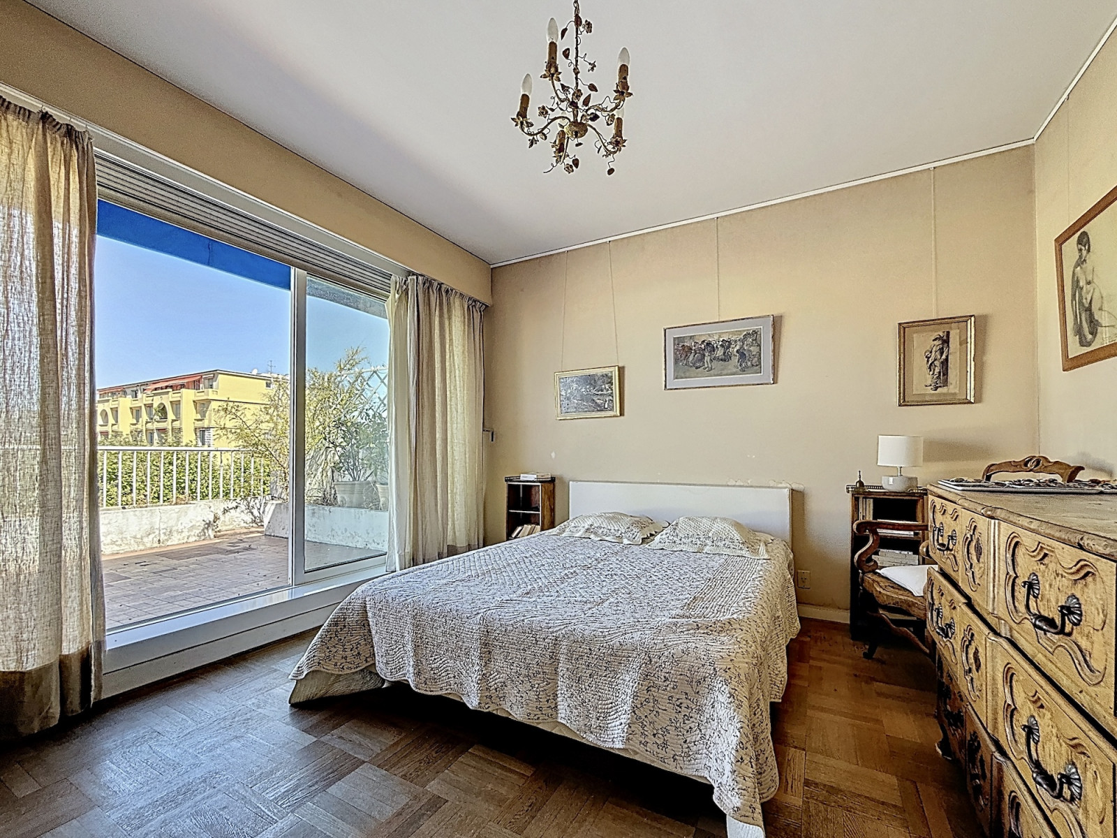 
                                                Vente
                                                 Cimiez Historique – Dernier étage avec terrasse circulaire, vue mer et palais Belle Époque