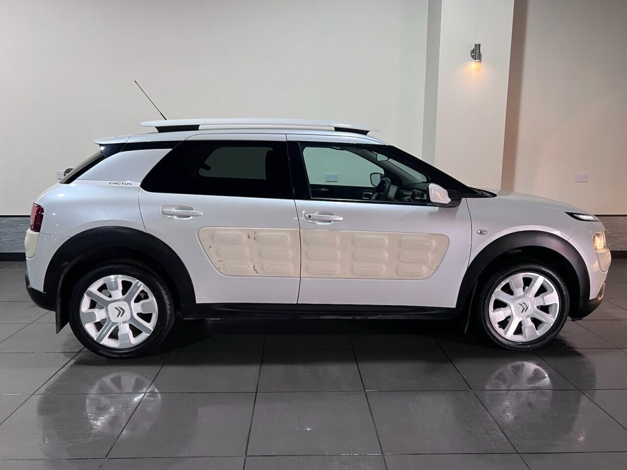 Voiture
                                                 Citroen C4 CACTUS 1.2 PureTech W Hatchback 5dr Petrol Manual Euro 6 (s/s) (110 ps)