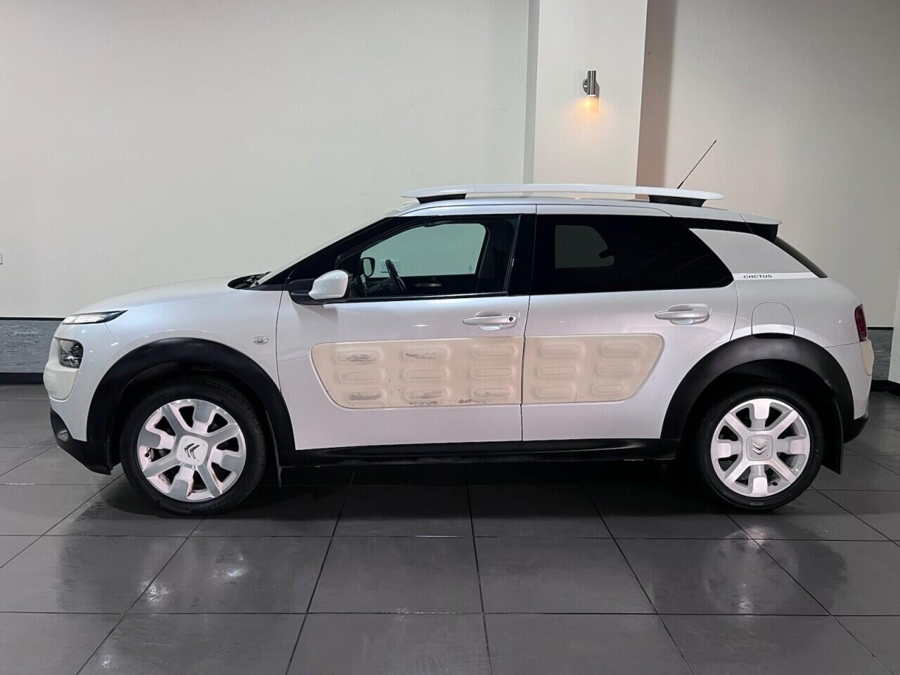 Voiture
                                                 Citroen C4 CACTUS 1.2 PureTech W Hatchback 5dr Petrol Manual Euro 6 (s/s) (110 ps)