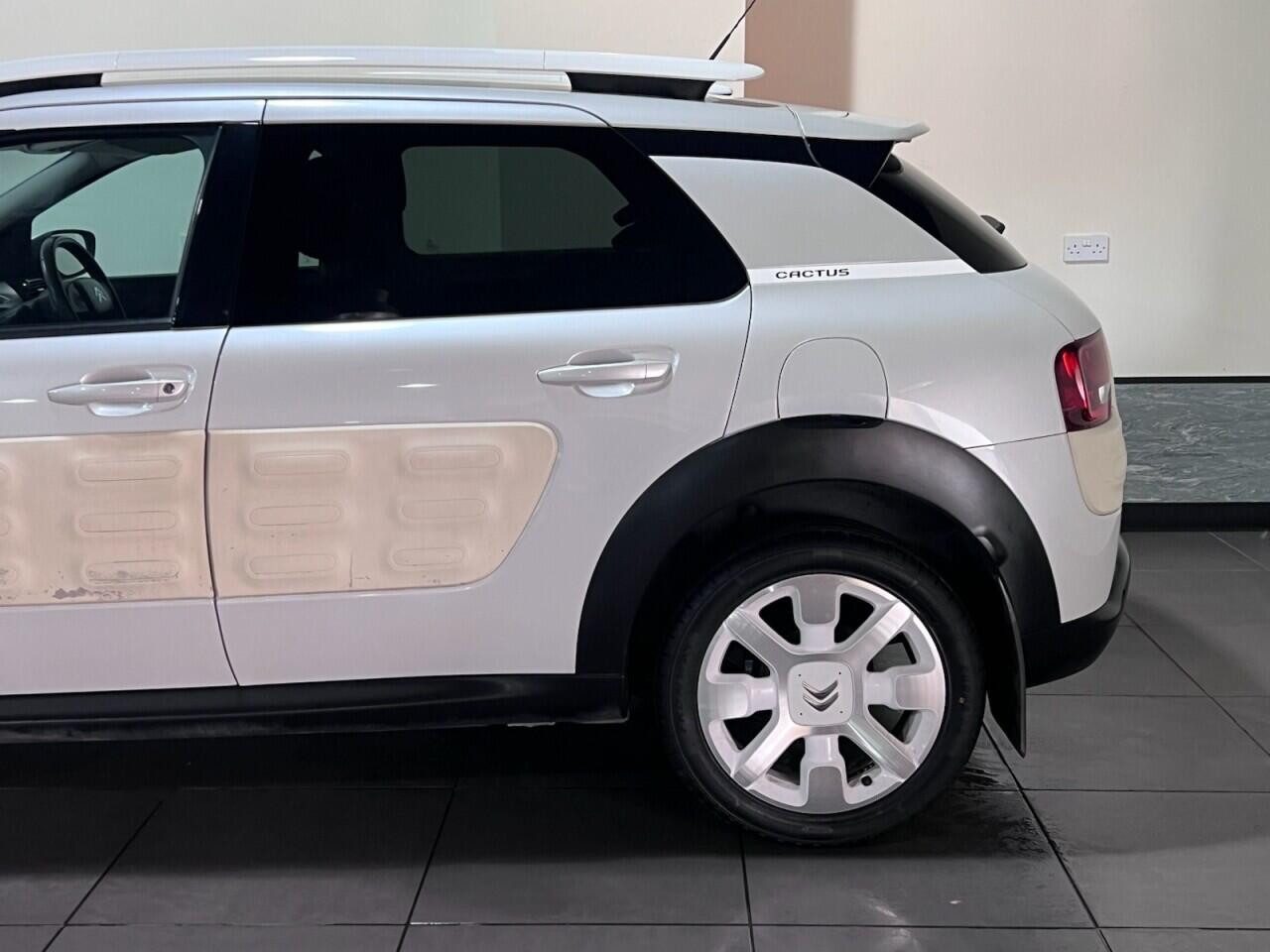 Voiture
                                                 Citroen C4 CACTUS 1.2 PureTech W Hatchback 5dr Petrol Manual Euro 6 (s/s) (110 ps)