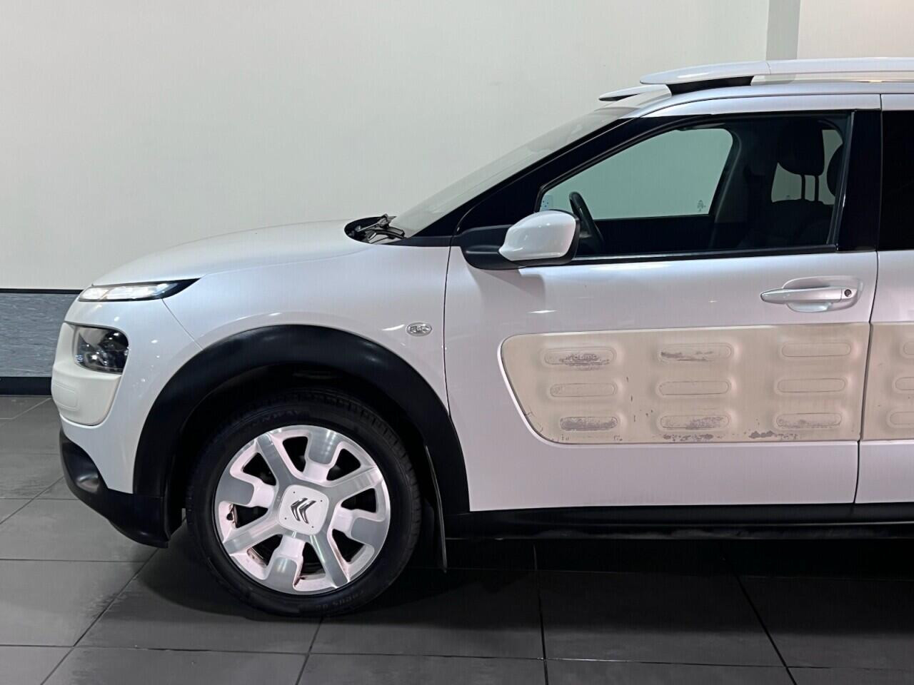 Voiture
                                                 Citroen C4 CACTUS 1.2 PureTech W Hatchback 5dr Petrol Manual Euro 6 (s/s) (110 ps)
