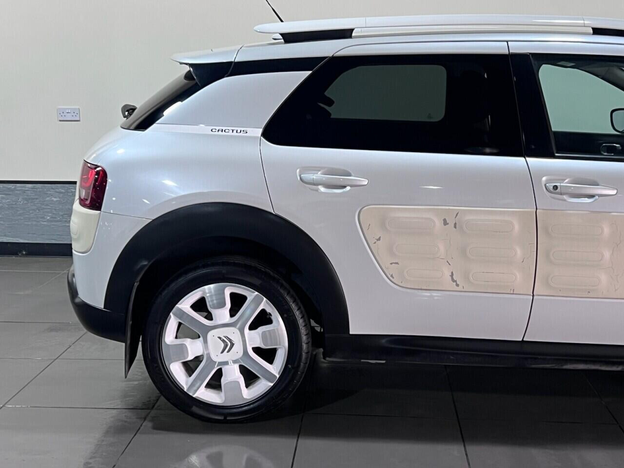 Voiture
                                                 Citroen C4 CACTUS 1.2 PureTech W Hatchback 5dr Petrol Manual Euro 6 (s/s) (110 ps)