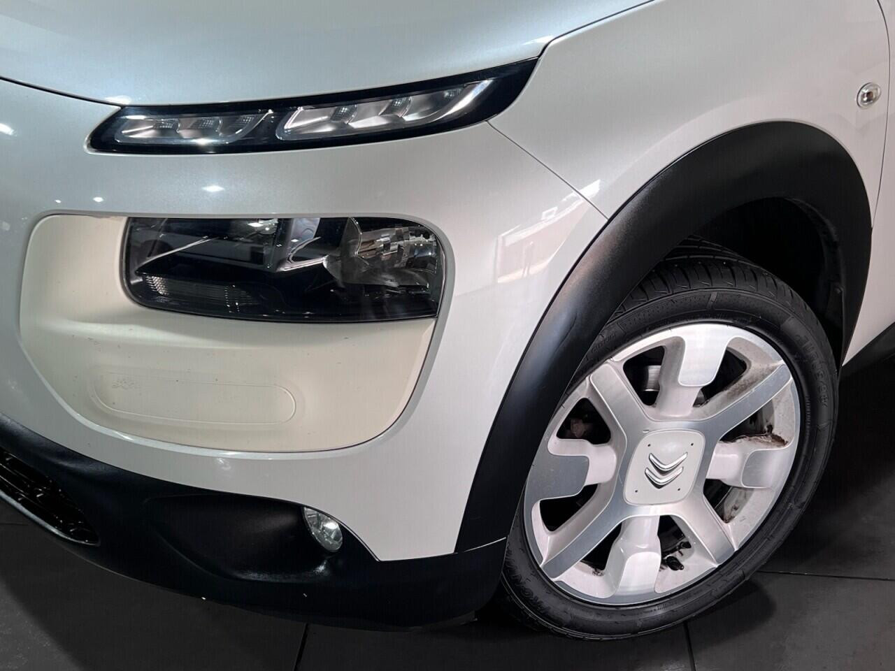 Voiture
                                                 Citroen C4 CACTUS 1.2 PureTech W Hatchback 5dr Petrol Manual Euro 6 (s/s) (110 ps)