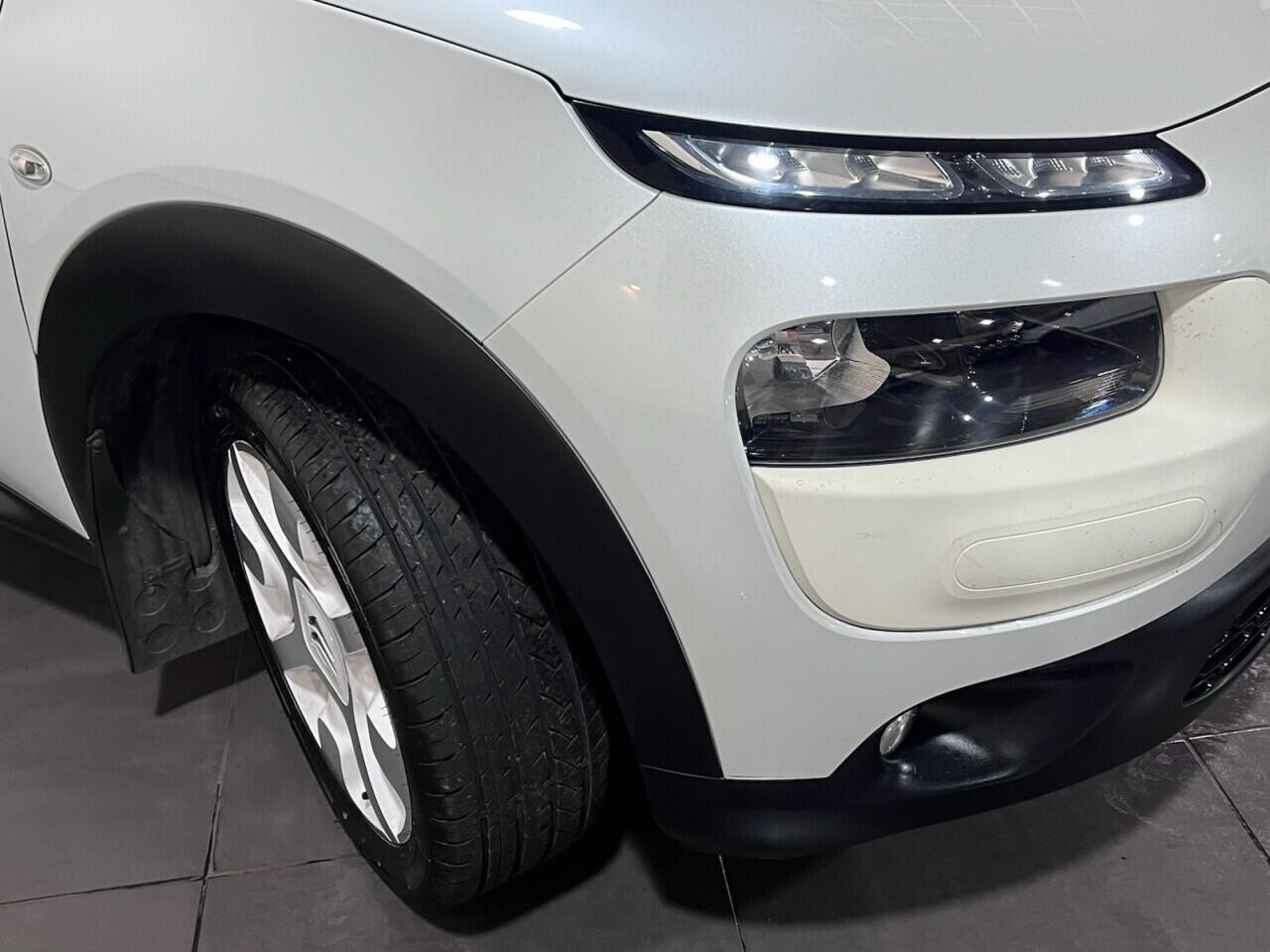 Voiture
                                                 Citroen C4 CACTUS 1.2 PureTech W Hatchback 5dr Petrol Manual Euro 6 (s/s) (110 ps)