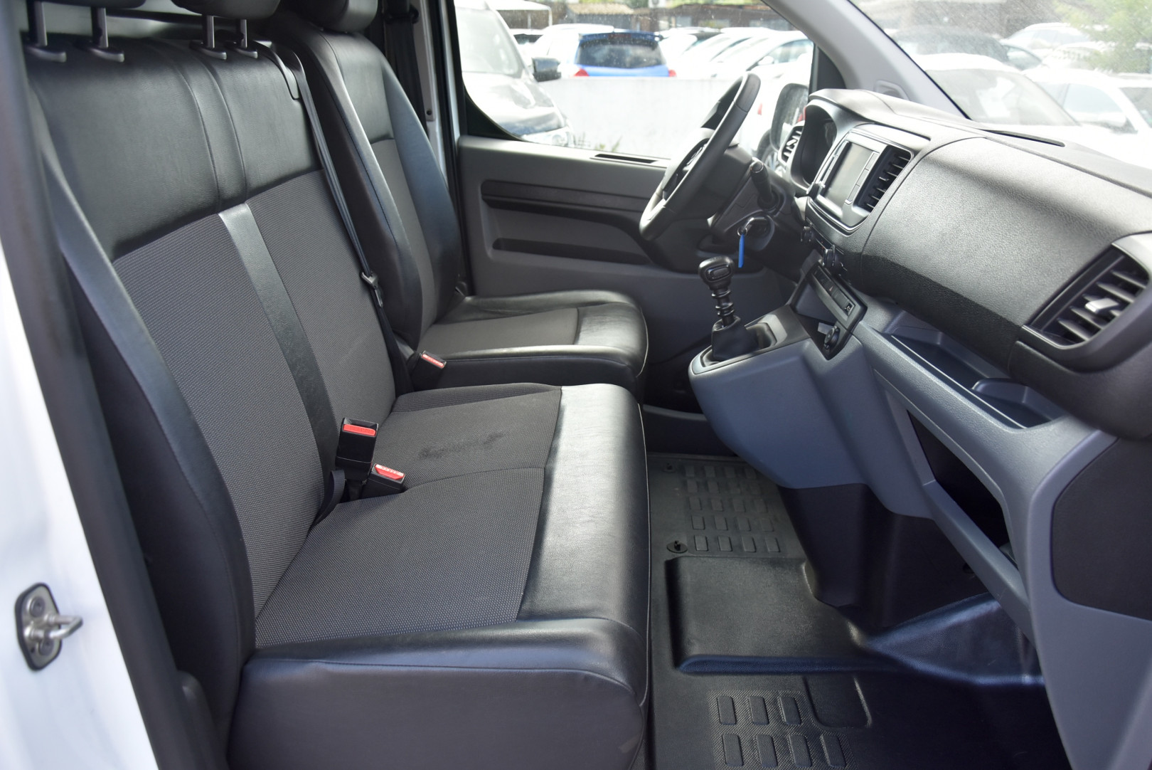 
                                                Voiture
                                                 Citroën JUMPY III taille M 2.0 BlueHDI 150 S&S Driver BV6 - Attelage