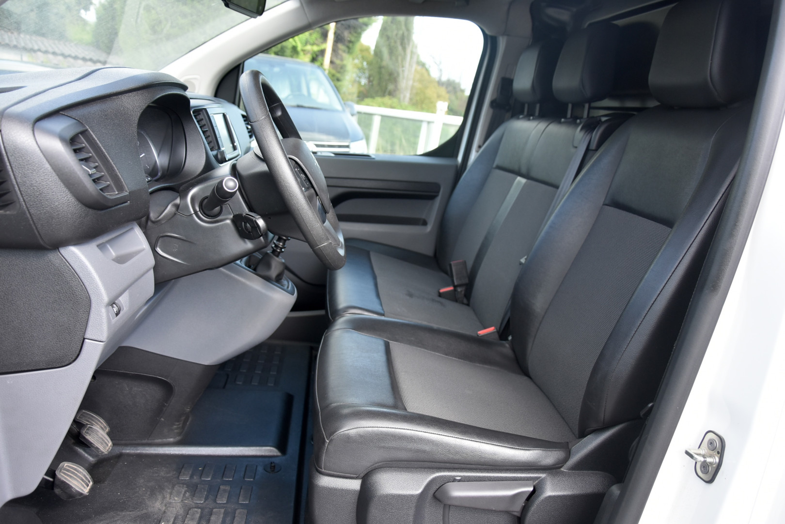 
                                                Voiture
                                                 Citroën JUMPY III taille M 2.0 BlueHDI 150 S&S Driver BV6 - Attelage