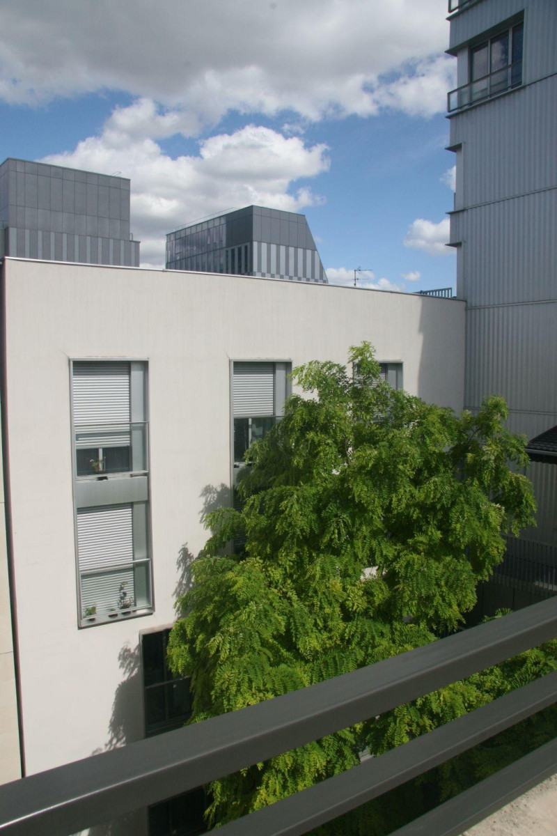 
                                                Location
                                                 Clichy, entrée de ville, très lumineux et calme.