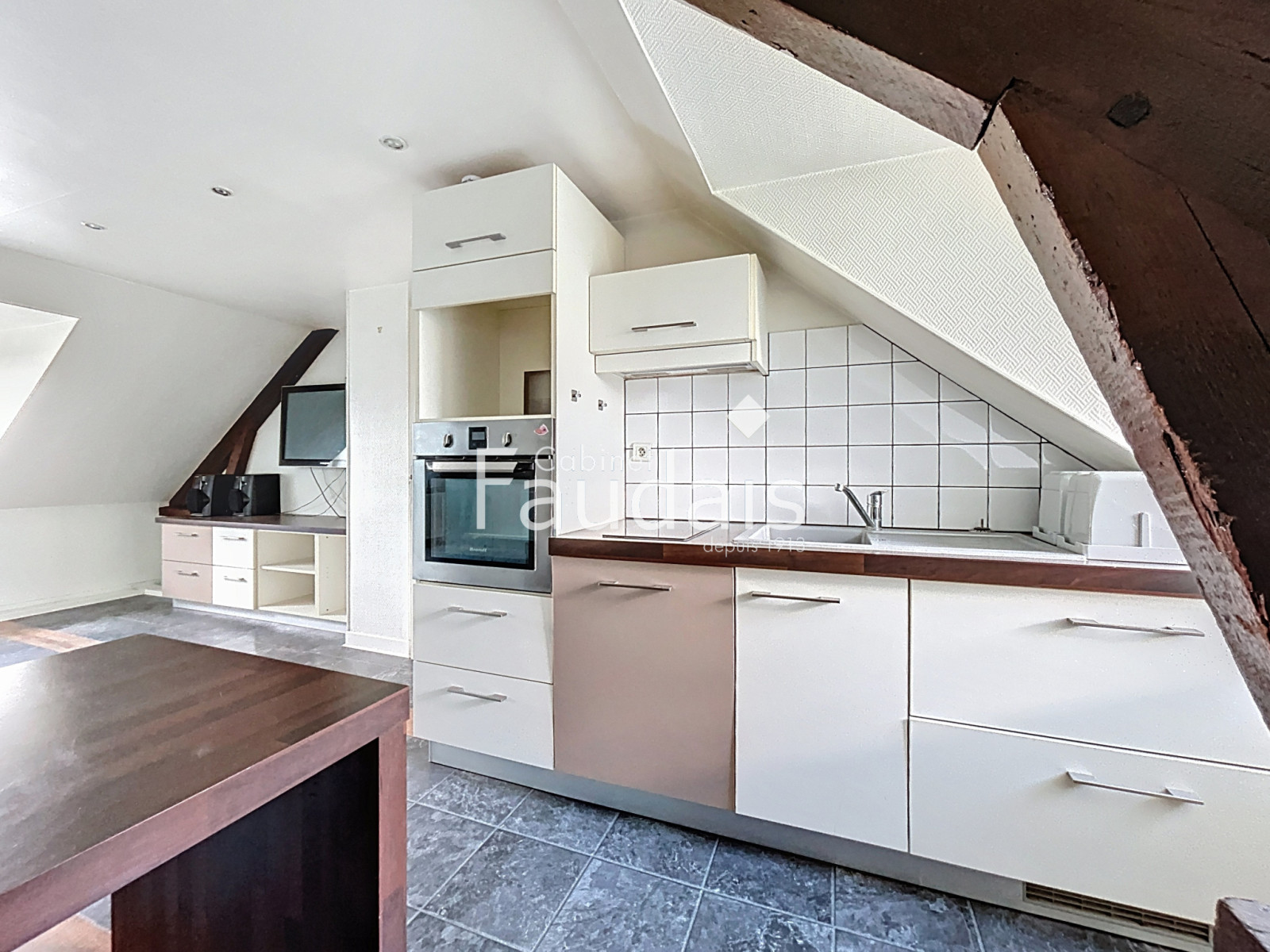 
                                                Location
                                                  COEUR CENTRE VILLE