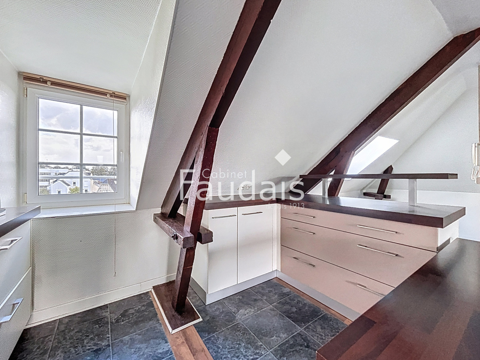 
                                                Location
                                                  COEUR CENTRE VILLE