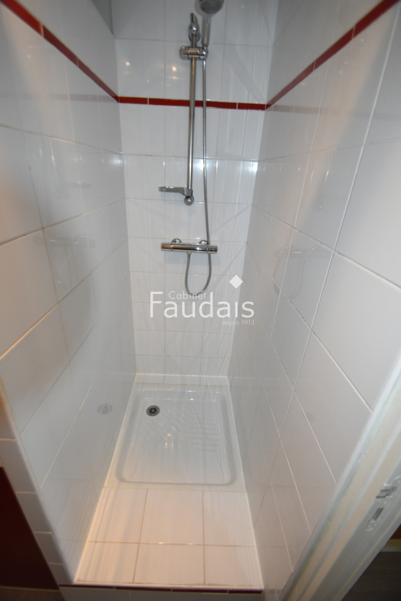 
                                                Location
                                                  COEUR CENTRE VILLE