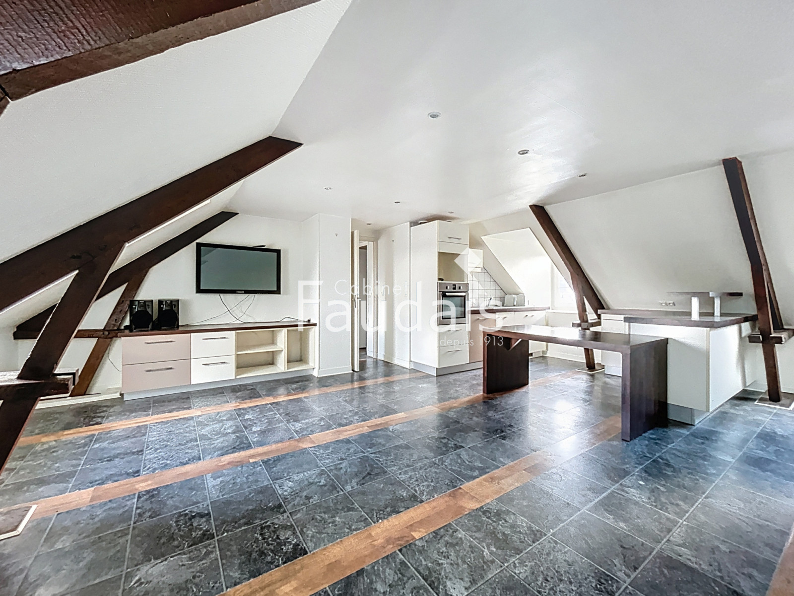 
                                                Location
                                                  COEUR CENTRE VILLE