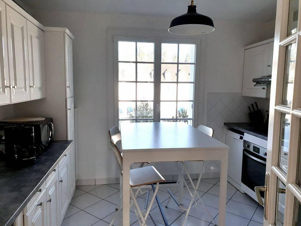 
                                                Colocation
                                                 Coloc 3 chambres proche piscine du lac fac 2 lions