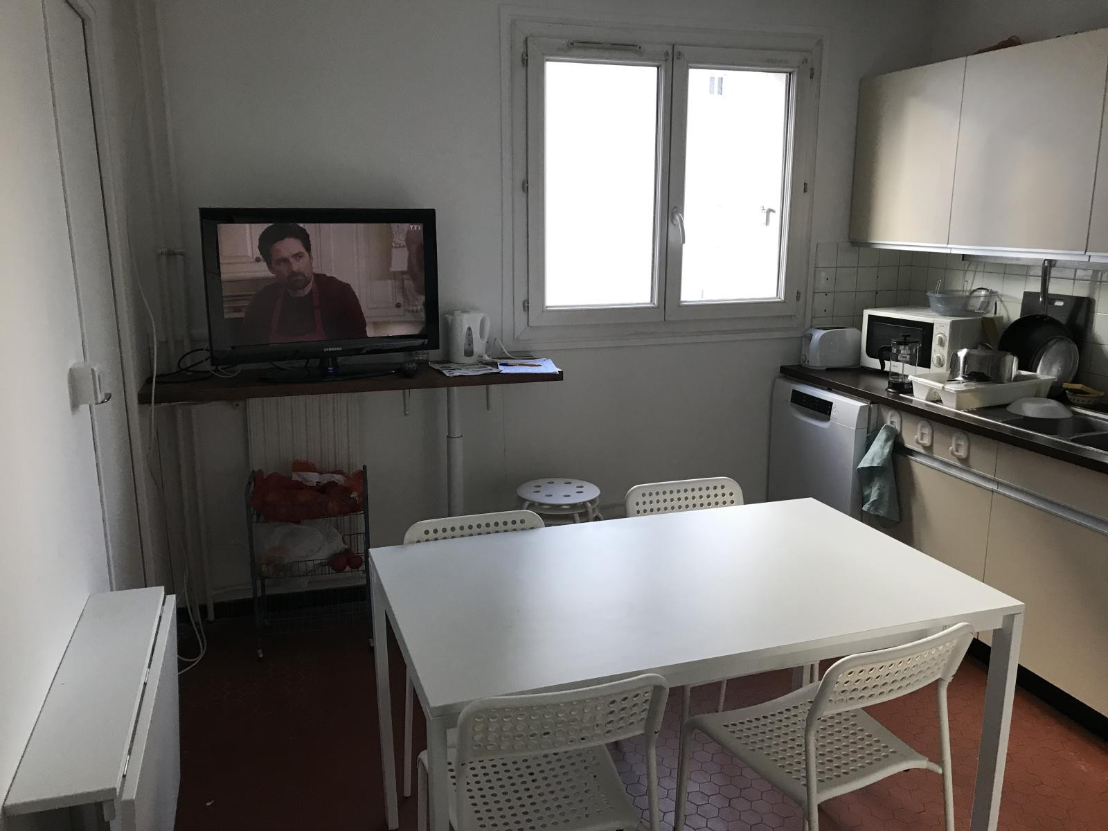 
                                                Colocation
                                                 Coloc studieuse - RER 3 mins – supermarché 1 min