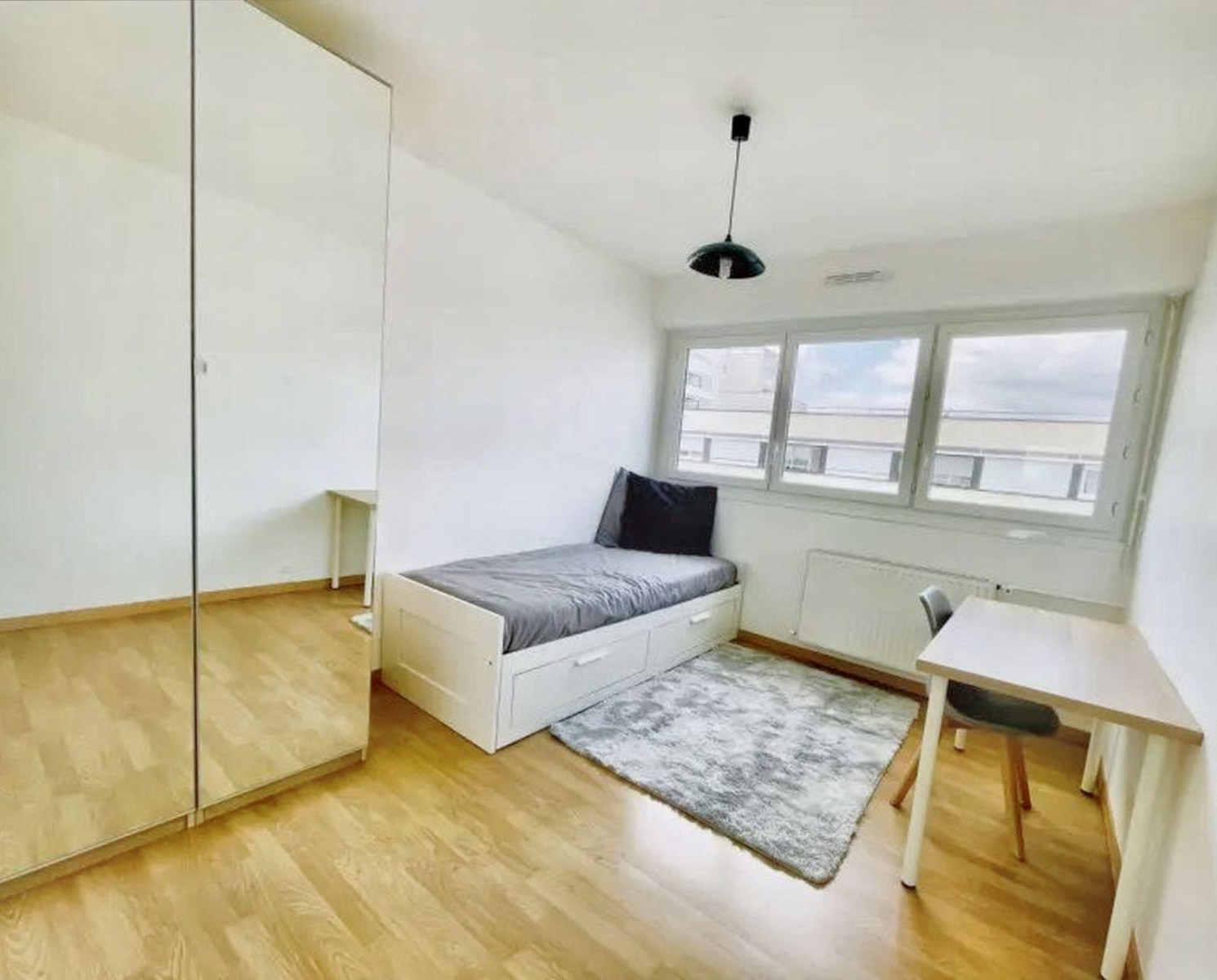 
                                                Colocation
                                                 Colocation agréable à vivre, vue imprenable