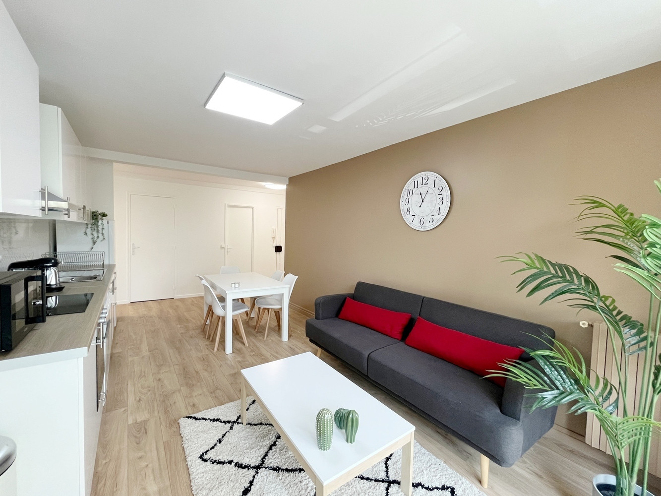 
                                                Colocation
                                                 COLOCATION - AVENUE  GABRIEL PERI