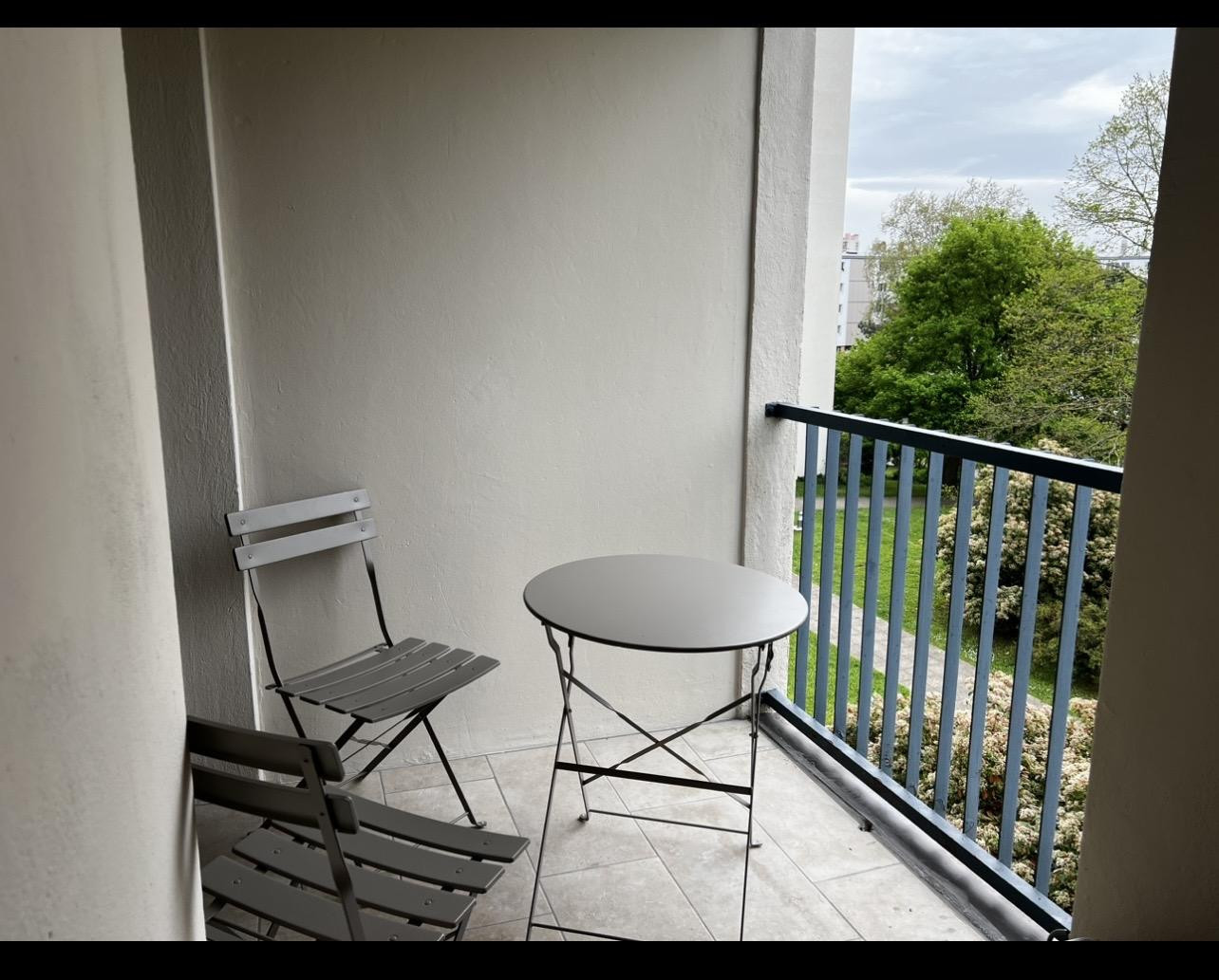 
                                                Location
                                                 Colocation calme et bien équipée