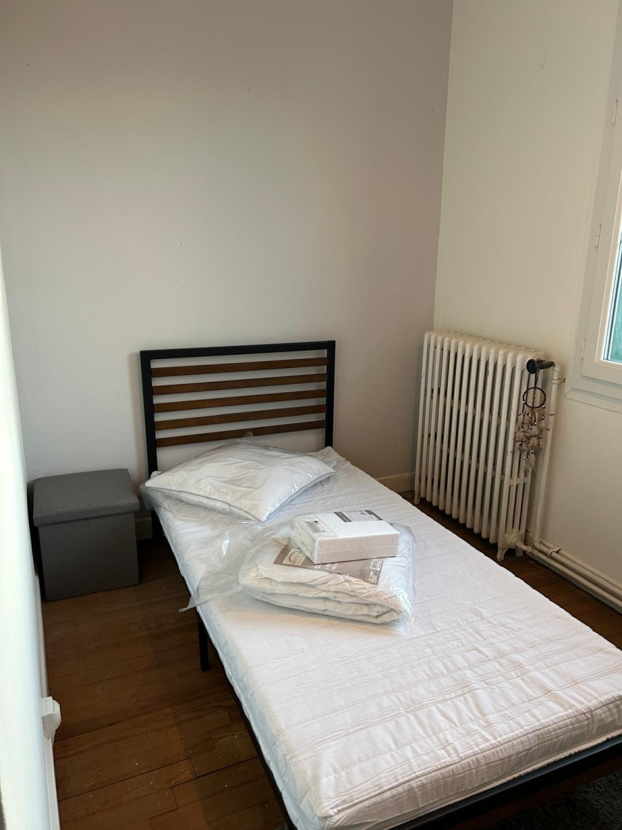 
                                                Colocation
                                                 Colocation  : Chambre meublée dans maison de ville