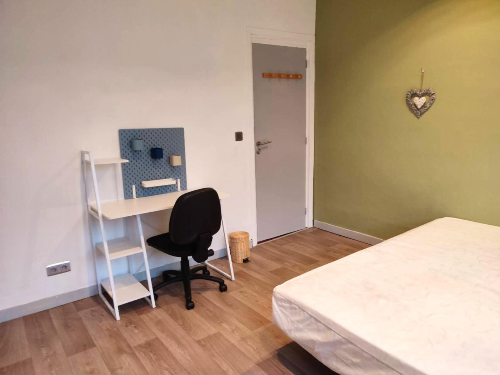 
                                                Colocation
                                                 Colocation - chambres 14m² renouvelées 420€ CC