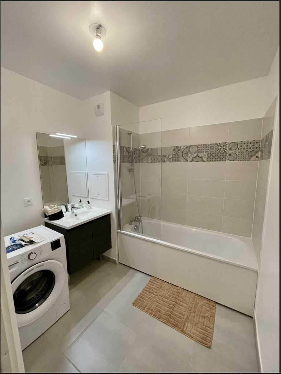 
                                                Colocation
                                                 Colocation dans un Bel appartement neuf 3 pieces