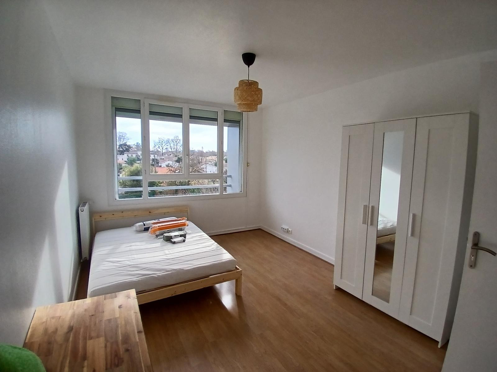 
                                                Colocation
                                                 Colocation dans une grande chambre