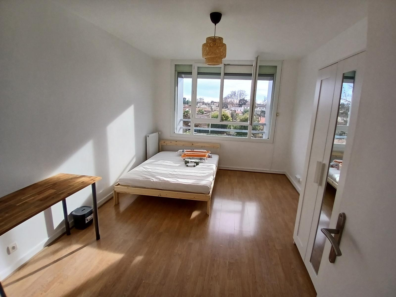 
                                                Colocation
                                                 Colocation dans une grande chambre