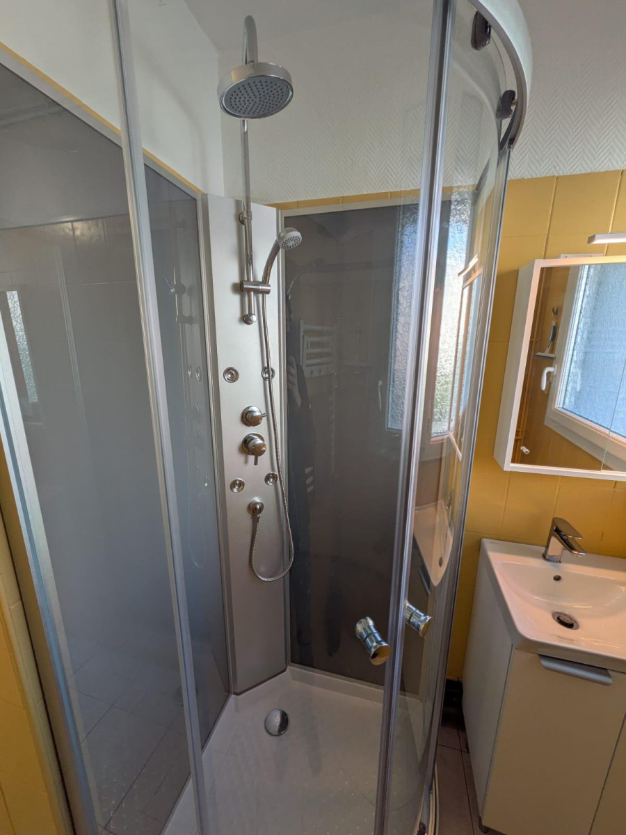 
                                                Colocation
                                                 Colocation dans une grande chambre