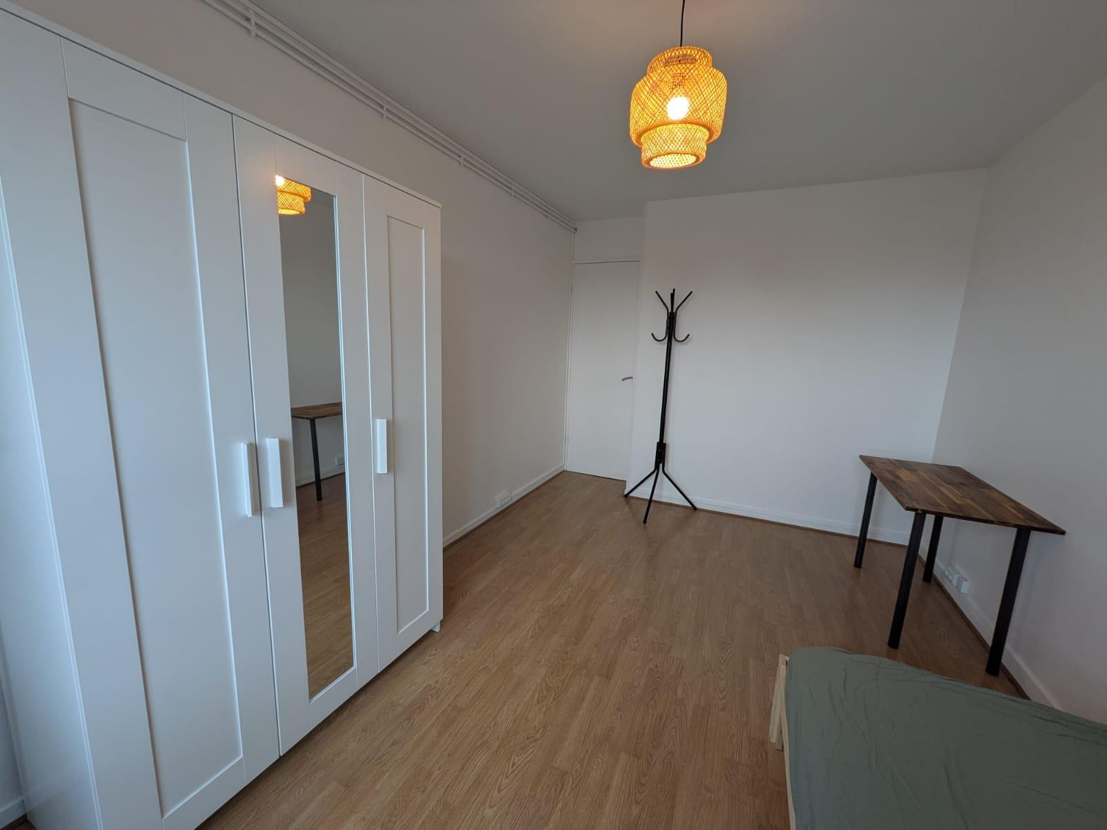 
                                                Colocation
                                                 Colocation dans une grande chambre