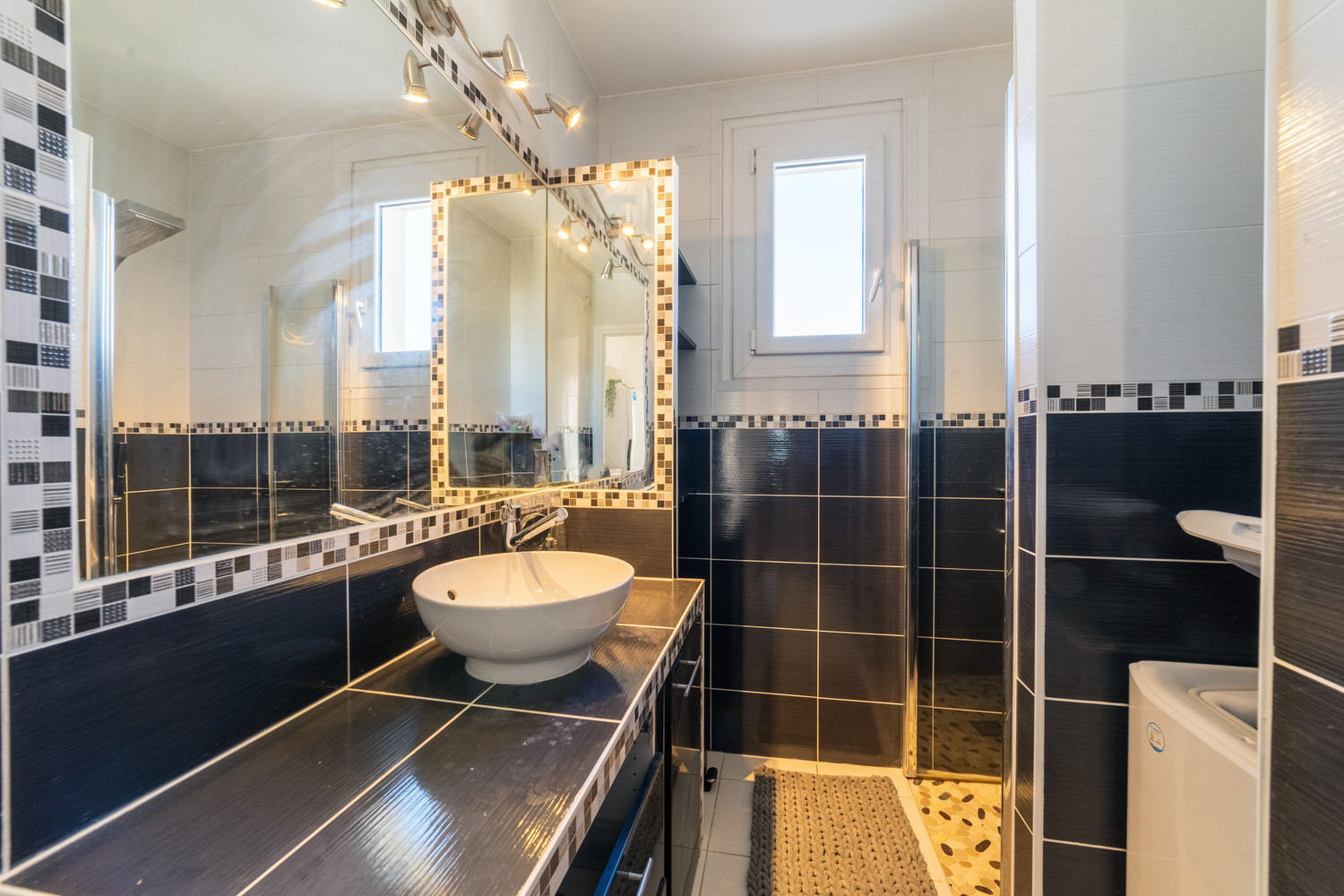 
                                                Colocation
                                                 Colocation de 3 personnes - Lyon 8