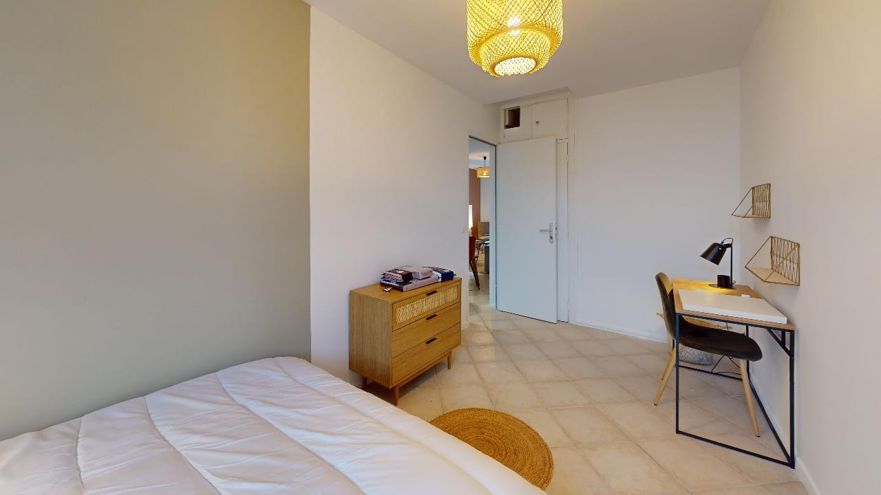 
                                                Colocation
                                                 Colocation de 4 chambres dans un appartement entièrement meublé et rénové avec goût à Lyon 8