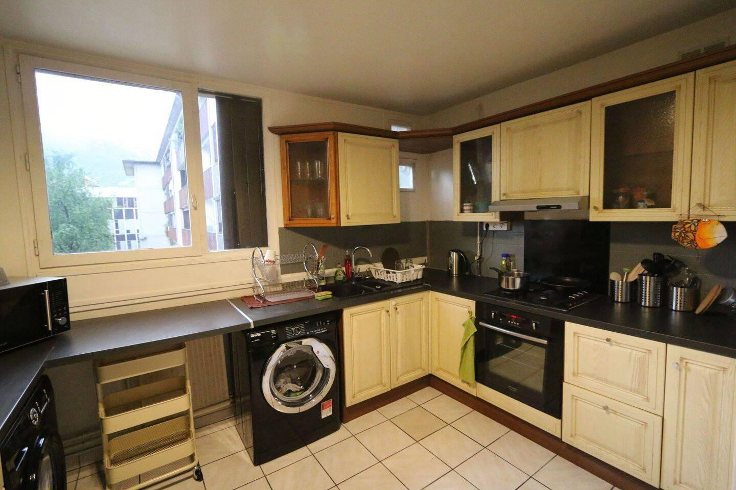 
                                                Colocation
                                                 Colocation Grenoble 115m² proche rue Andrieux