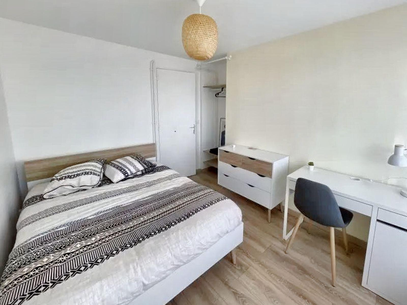 
                                                Location
                                                 Colocation idéale : appartement lumineux, balcon