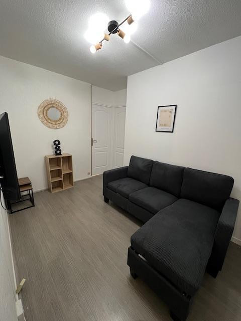 
                                                Colocation
                                                 COLOCATION LUMINEUSE PRES DE CERGY PREFECTURE