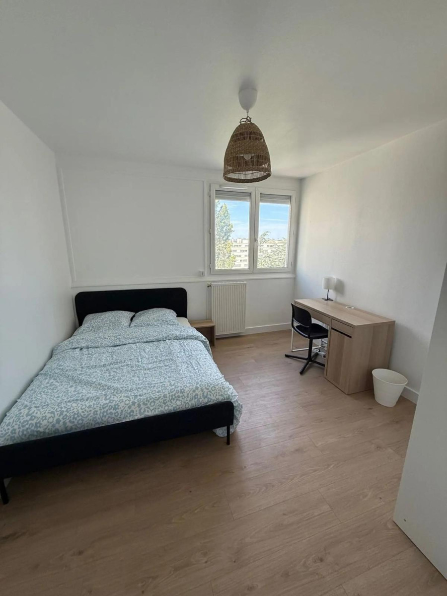
                                                Colocation
                                                 Colocation meublée — Chambre dans T3 rénové 73 m²