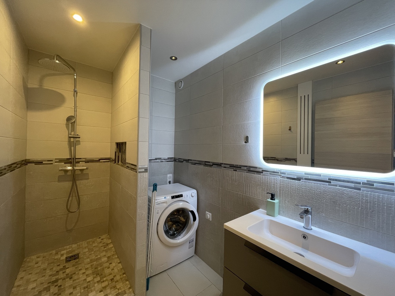 
                                                Colocation
                                                 Colocation rénovée située à Lyon 9