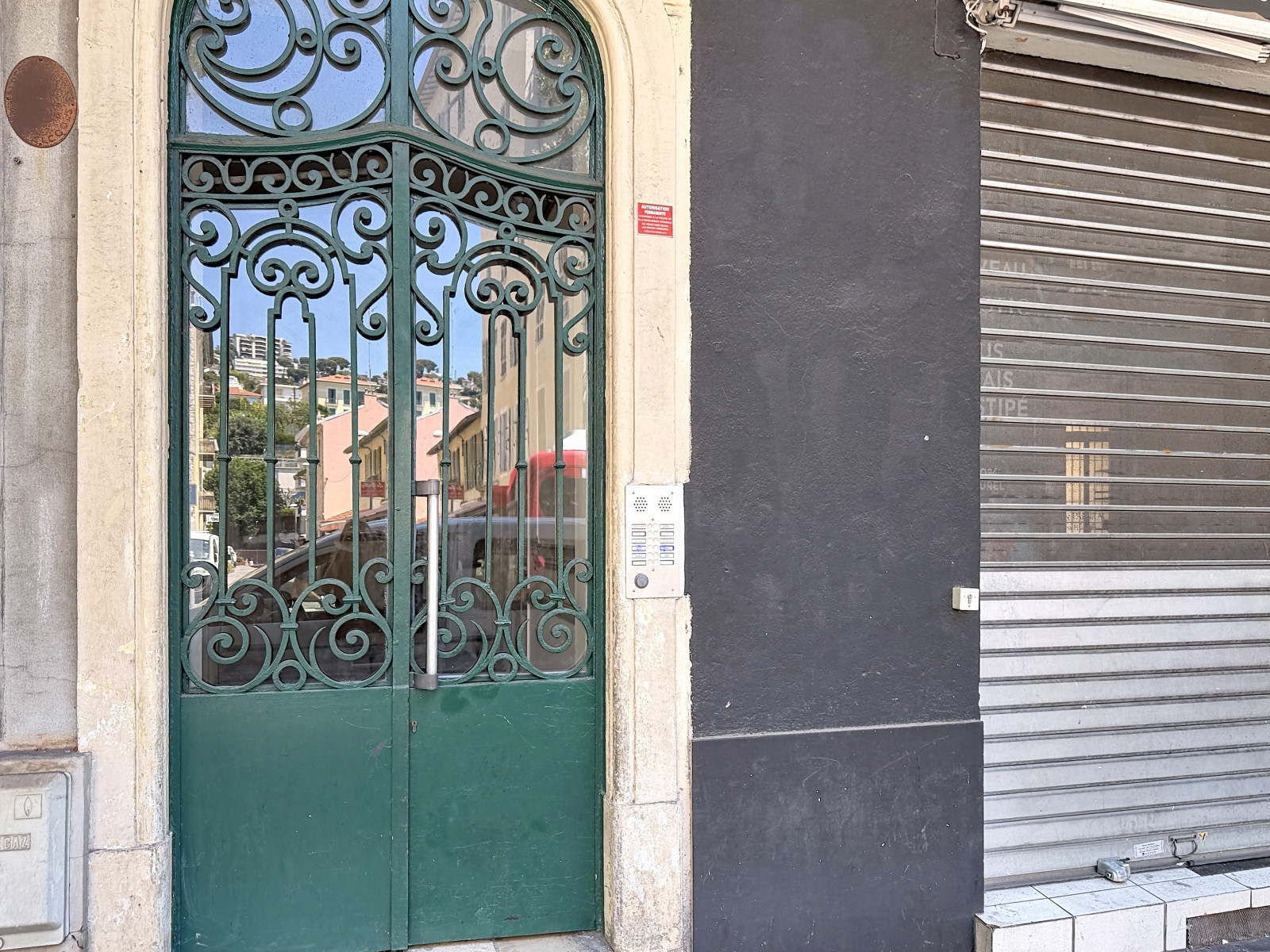 
                                                Vente
                                                 Commerce/Bureau  - Murs commerciaux  - 70.0 m²