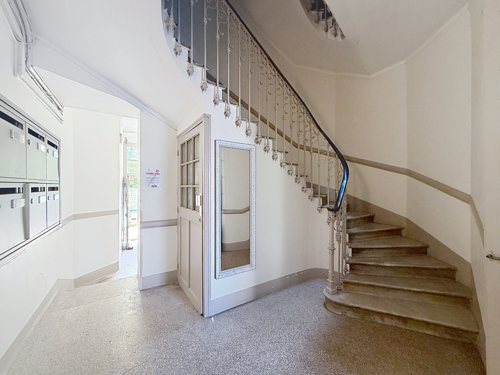 
                                                Vente
                                                 Commerce/Bureau  - Murs commerciaux  - 70.0 m²