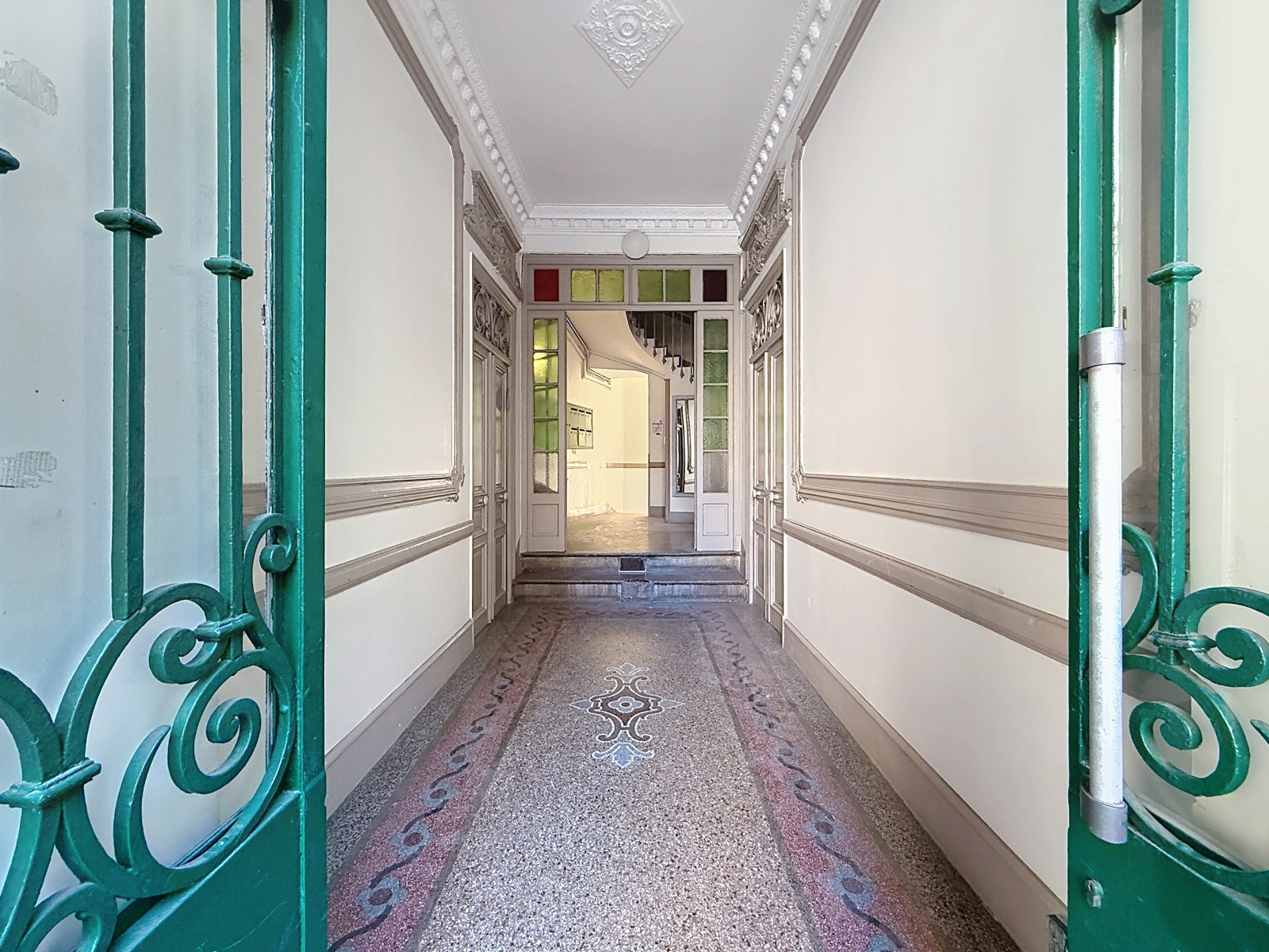 
                                                Vente
                                                 Commerce/Bureau  - Murs commerciaux  - 70.0 m²