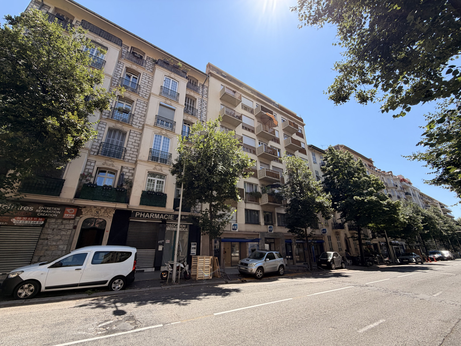 
                                                Vente
                                                 Commerce/Bureau  - Murs commerciaux  - 70.0 m²