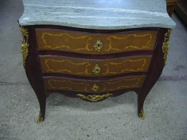 
                                                Meuble
                                                 Commode Louis XV