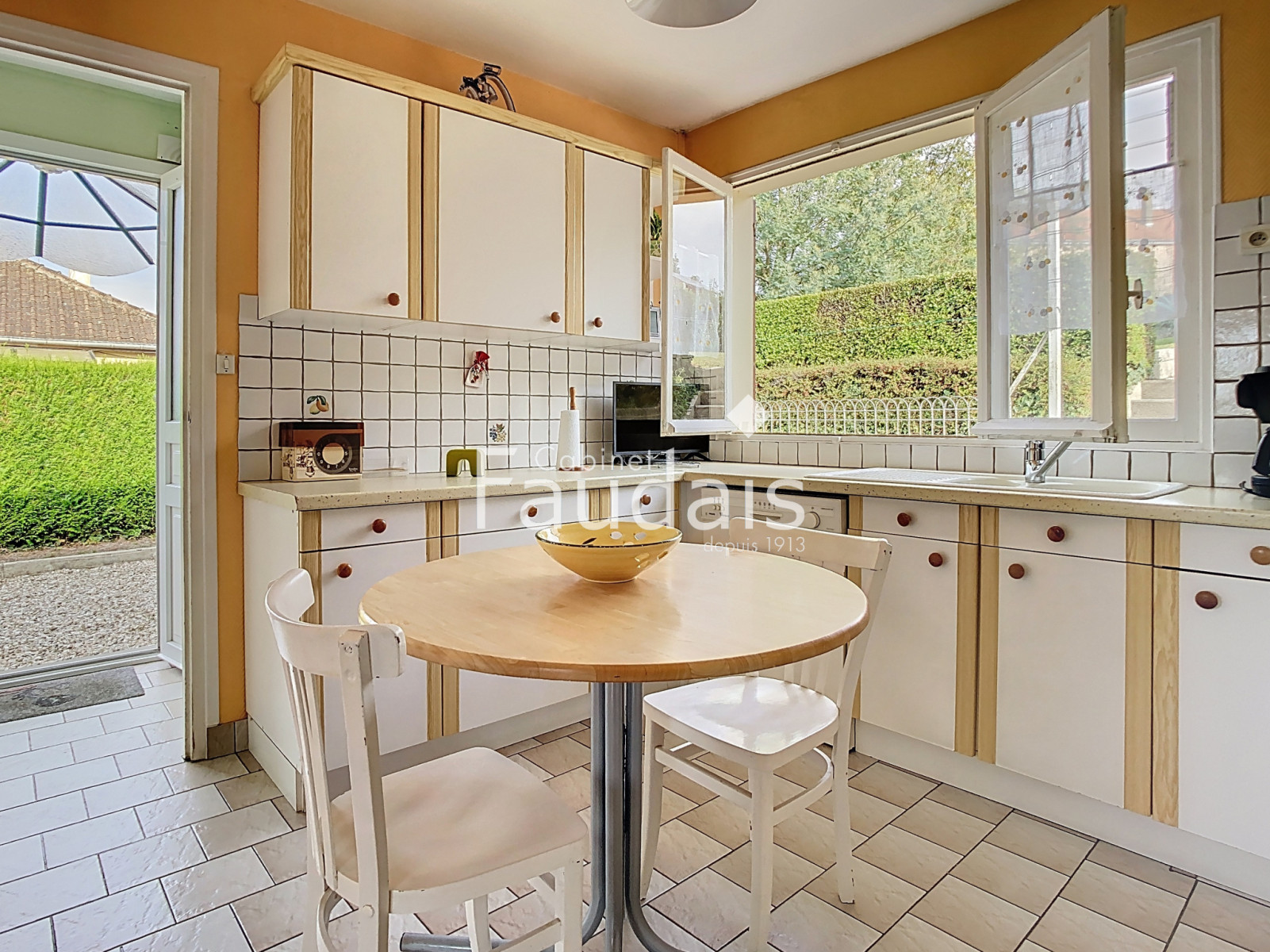 
                                                Vente
                                                 CONDÉ-SUR-VIRE, Maison 3 pièces principales 