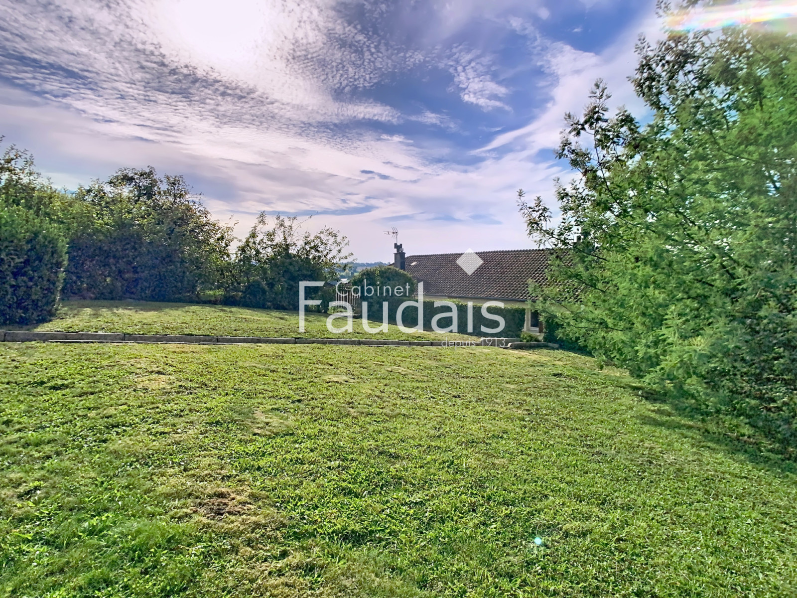 
                                                Vente
                                                 CONDÉ-SUR-VIRE, Maison 3 pièces principales 