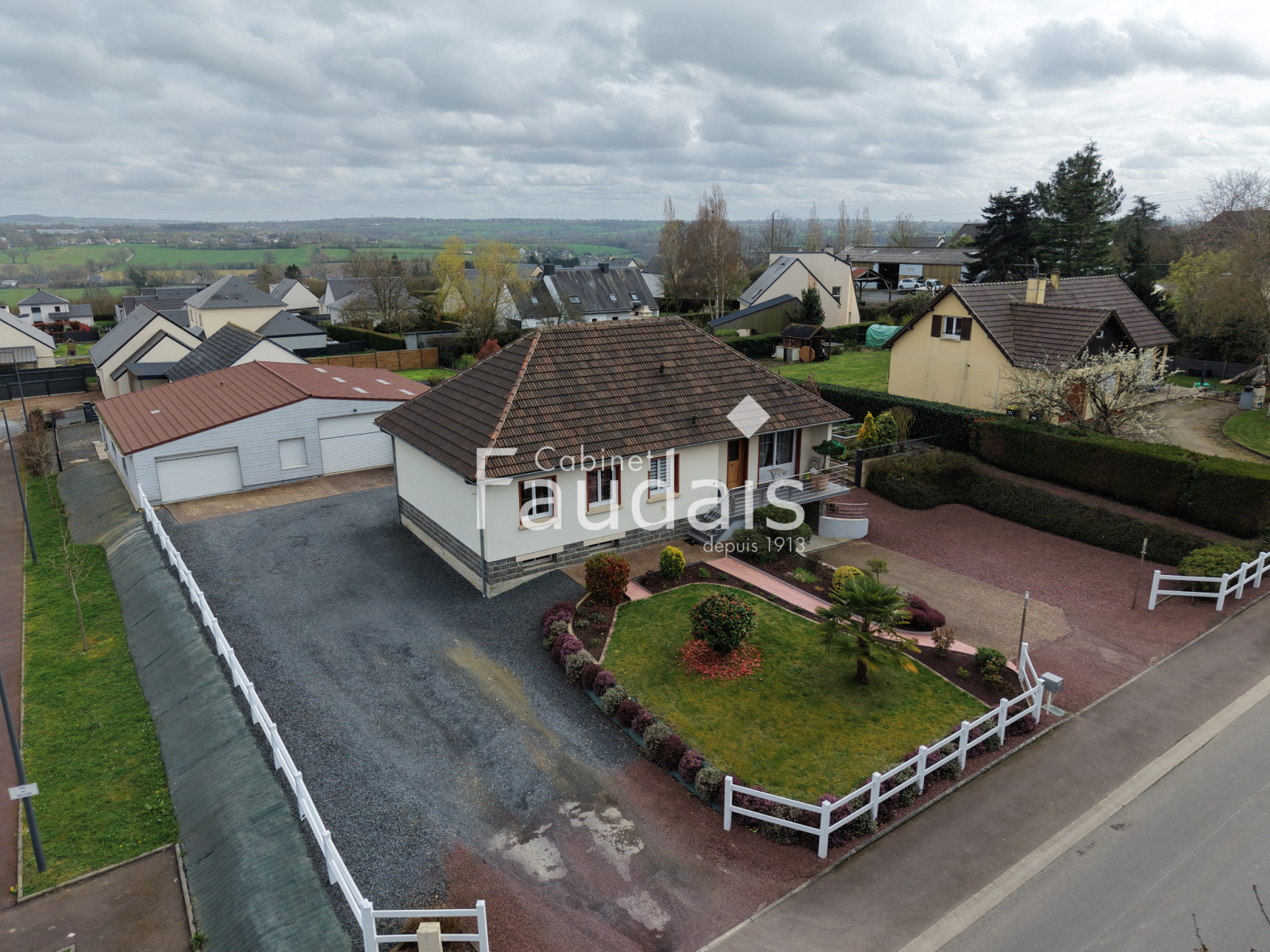 
                                                Vente
                                                 CONDE SUR VIRE maison avec hangar 