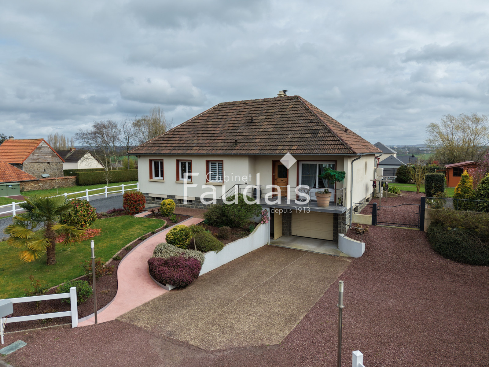 
                                                Vente
                                                 CONDE SUR VIRE maison avec hangar 