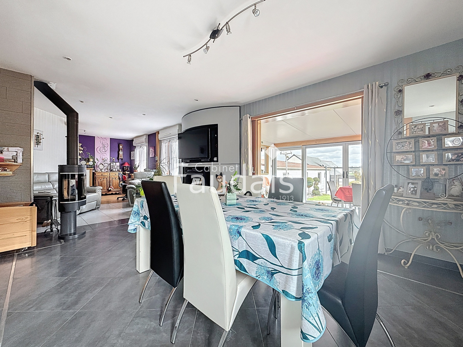 
                                                Vente
                                                 CONDE SUR VIRE maison avec hangar 