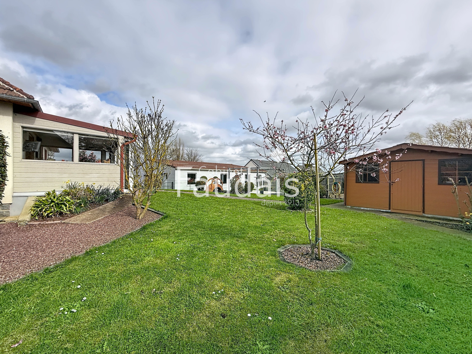 
                                                Vente
                                                 CONDE SUR VIRE maison avec hangar 