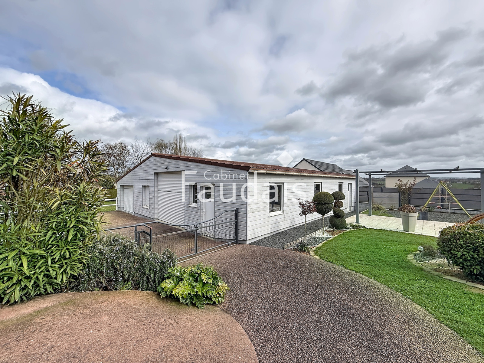 
                                                Vente
                                                 CONDE SUR VIRE maison avec hangar 